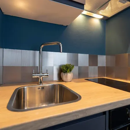 Cosy Town Centre Location