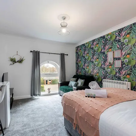 Cosy Town Centre Location