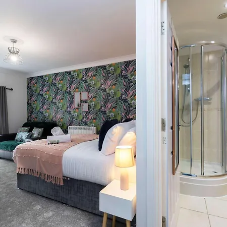 Cosy Town Centre Location