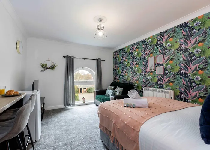 Cosy Town Centre Location