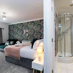 Cosy Town Centre Location